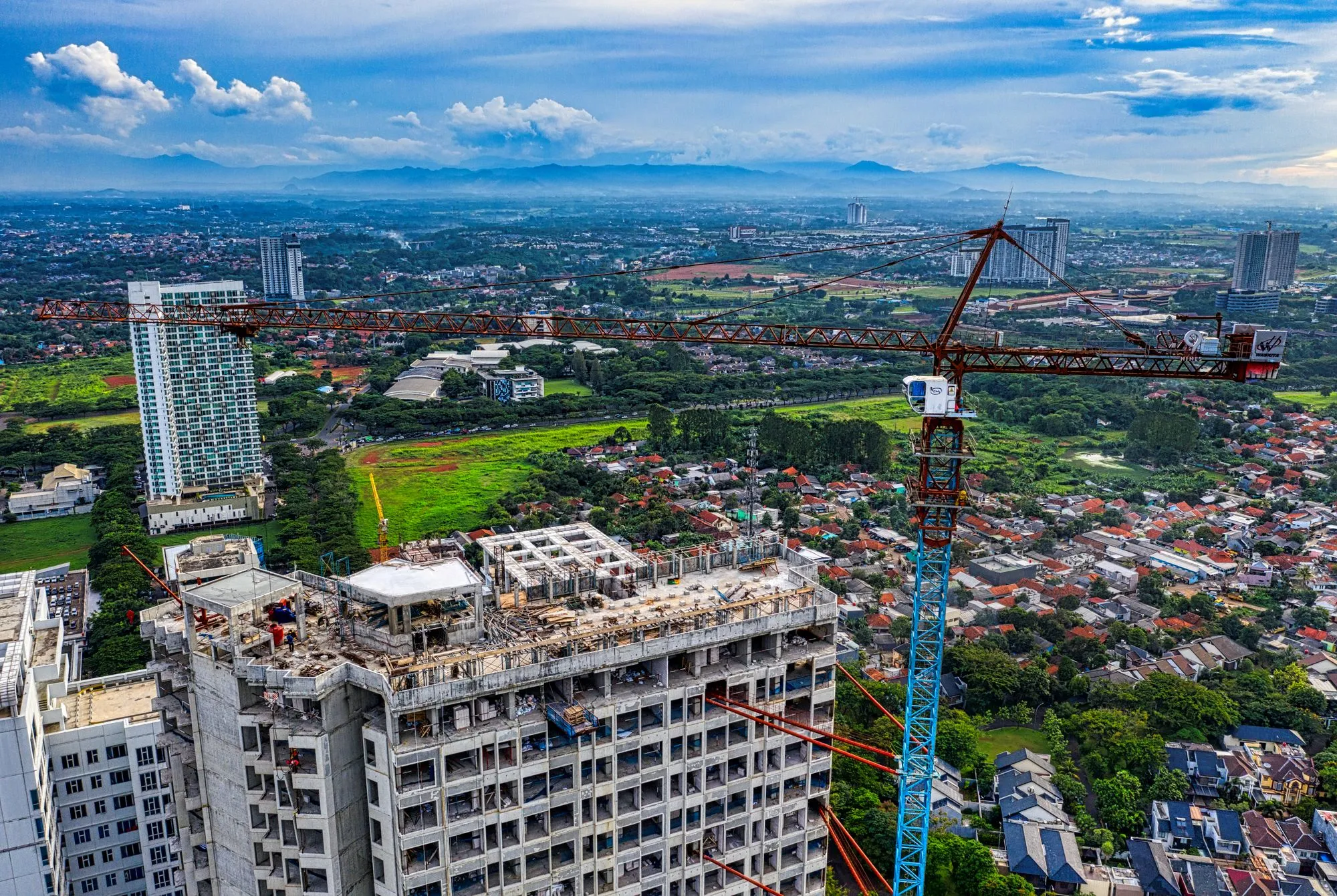 Foto udara pembangunan gedung dengan crane di Banten